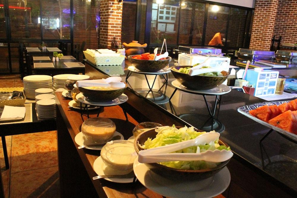 Red Planet Phuket Patong - Sha Extra Plus Bagian luar foto