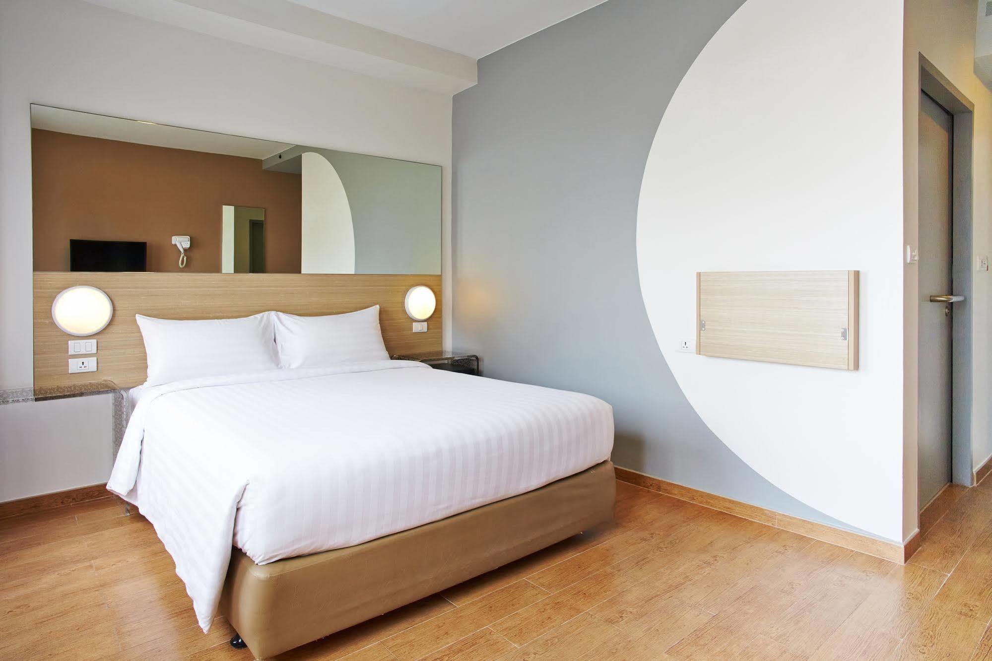Red Planet Phuket Patong - Sha Extra Plus Bagian luar foto